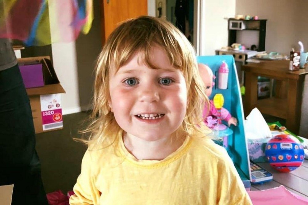 Tragedie pe un teren de joacă. O fetiță de trei ani a murit după ce tatăl ei a căzut peste ea